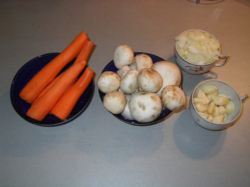 Телешко задушено - моркови, гъби, лук и чесън